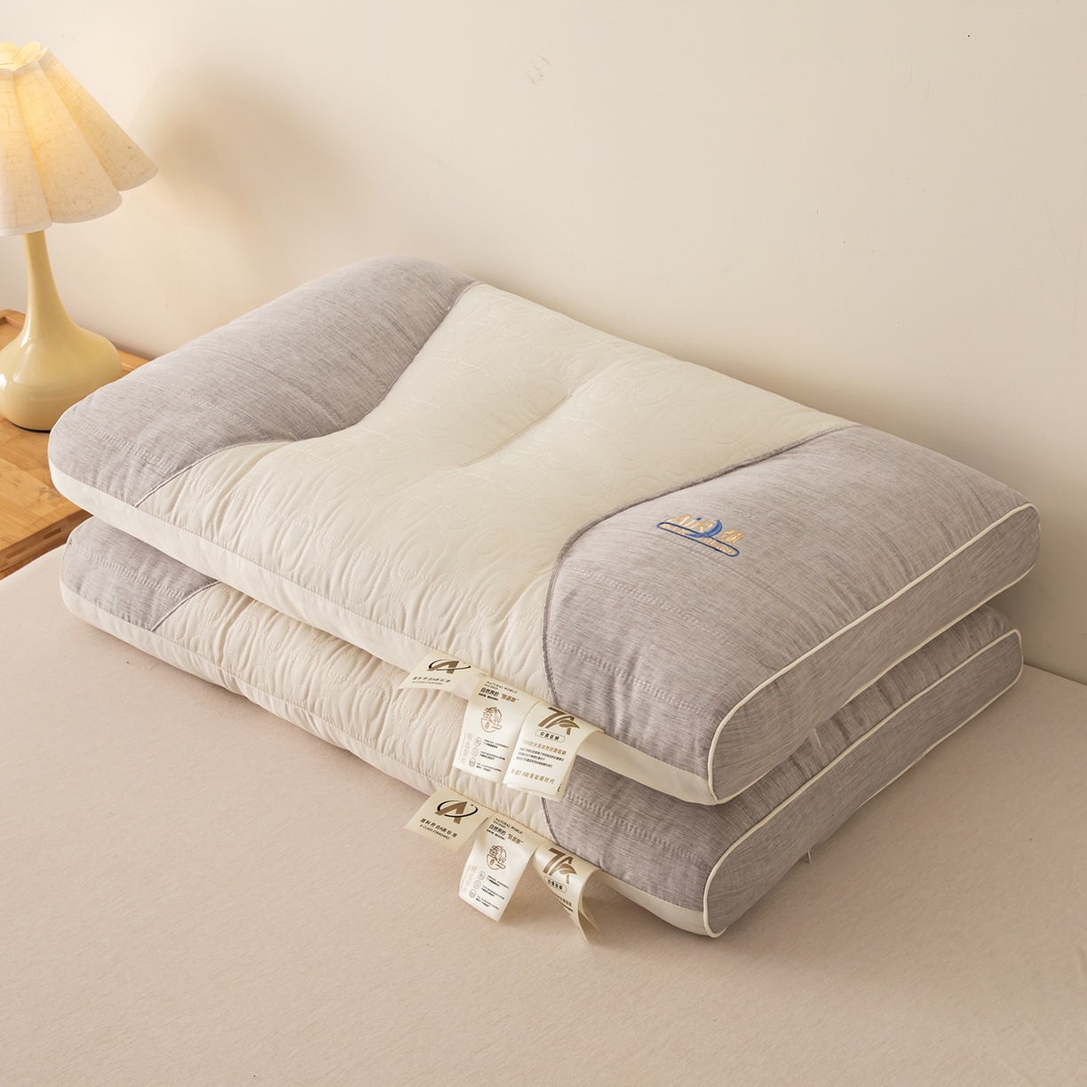 91家纺网 家纺一手货源 找家纺 贵夫人 2025新款分区蚕丝护颈枕-抑菌升级  枕头枕芯 灰低1对