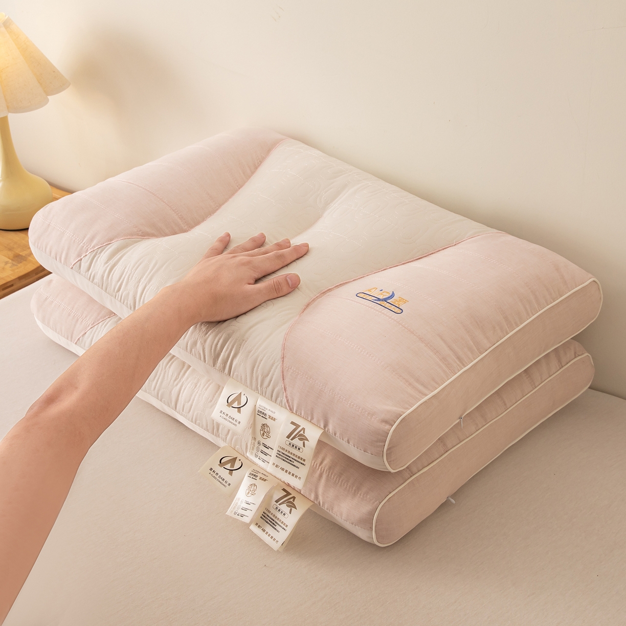 91家纺网 家纺一手货源 找家纺 贵夫人 2025新款分区蚕丝护颈枕-抑菌升级  枕头枕芯 杏中1只