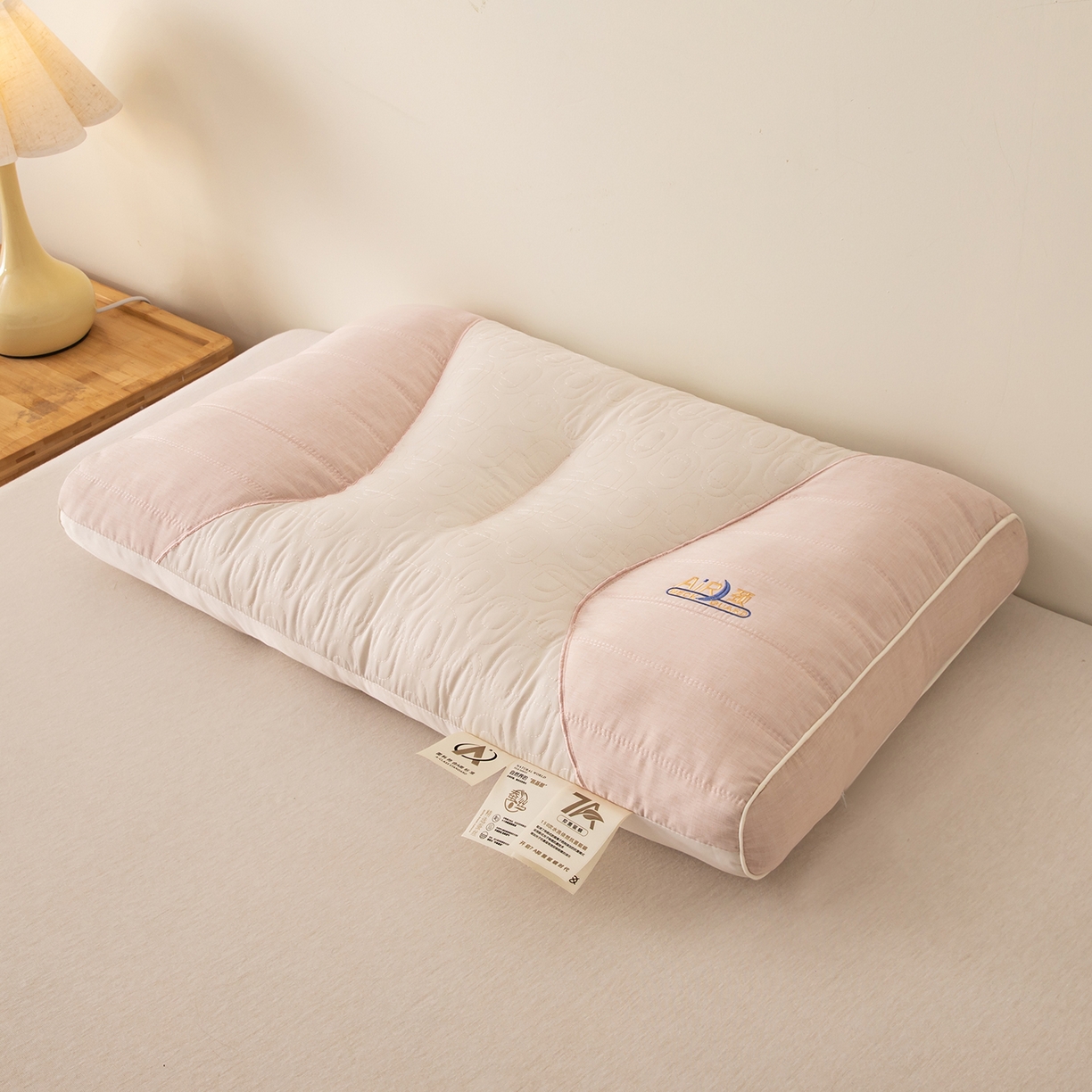 91家纺网 家纺一手货源 找家纺 贵夫人 2025新款分区蚕丝护颈枕-抑菌升级  枕头枕芯 杏高1只