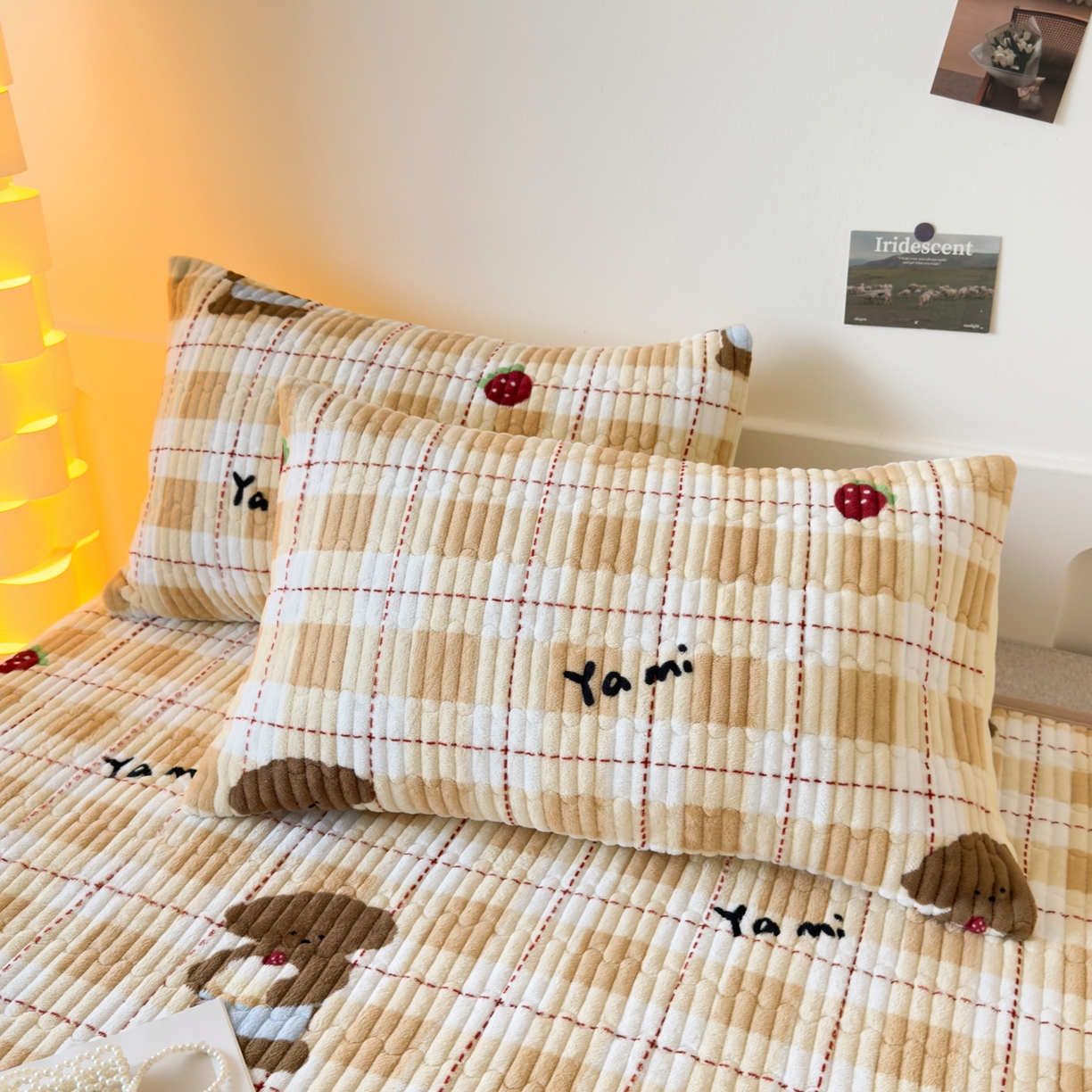 91家纺网 家纺一手货源 找家纺 金泰莱 2025新款高克重牛奶绒夹棉印花床盖 甜心熊咖