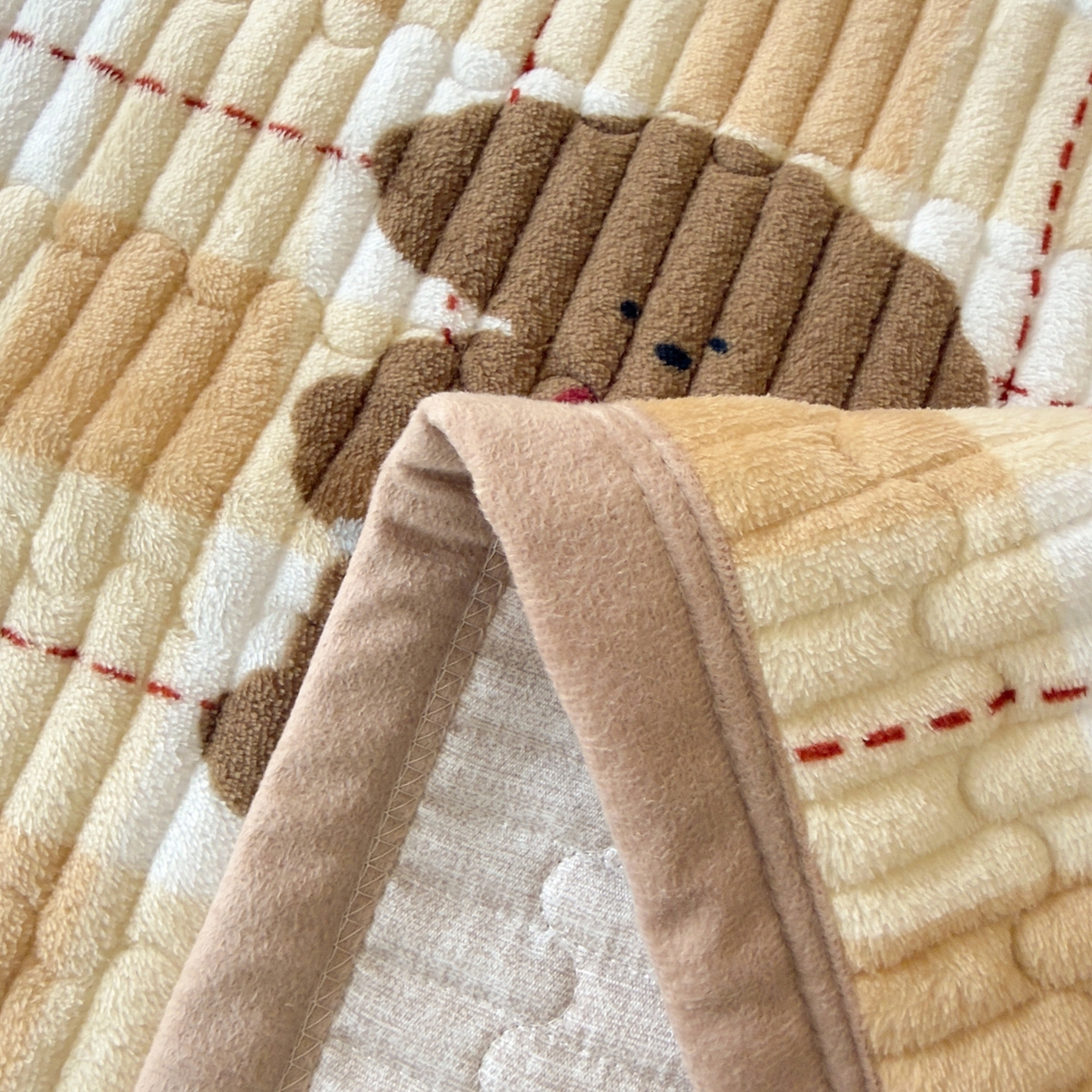 91家纺网 家纺一手货源 找家纺 金泰莱 2025新款高克重牛奶绒夹棉印花床盖 甜心熊咖