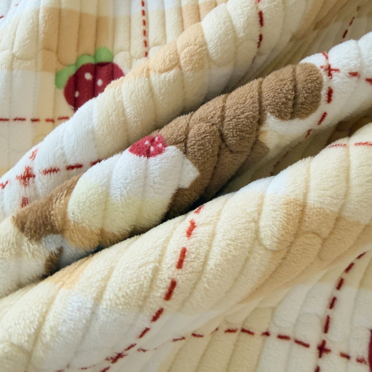 91家纺网 家纺一手货源 找家纺 金泰莱 2025新款高克重牛奶绒夹棉印花床盖 甜心熊咖