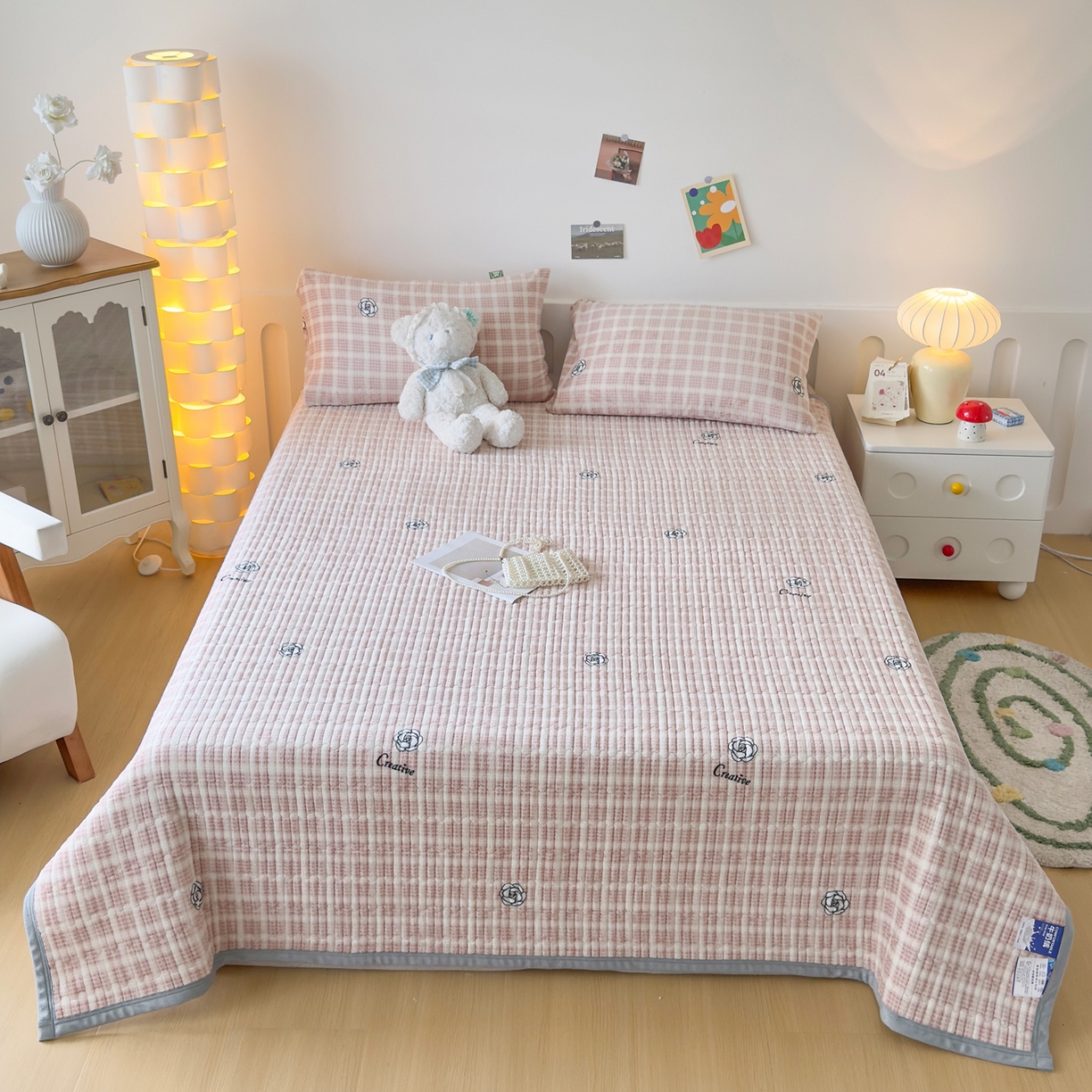 91家纺网 家纺一手货源 找家纺 金泰莱 2025新款高克重牛奶绒夹棉印花床盖 小资生活