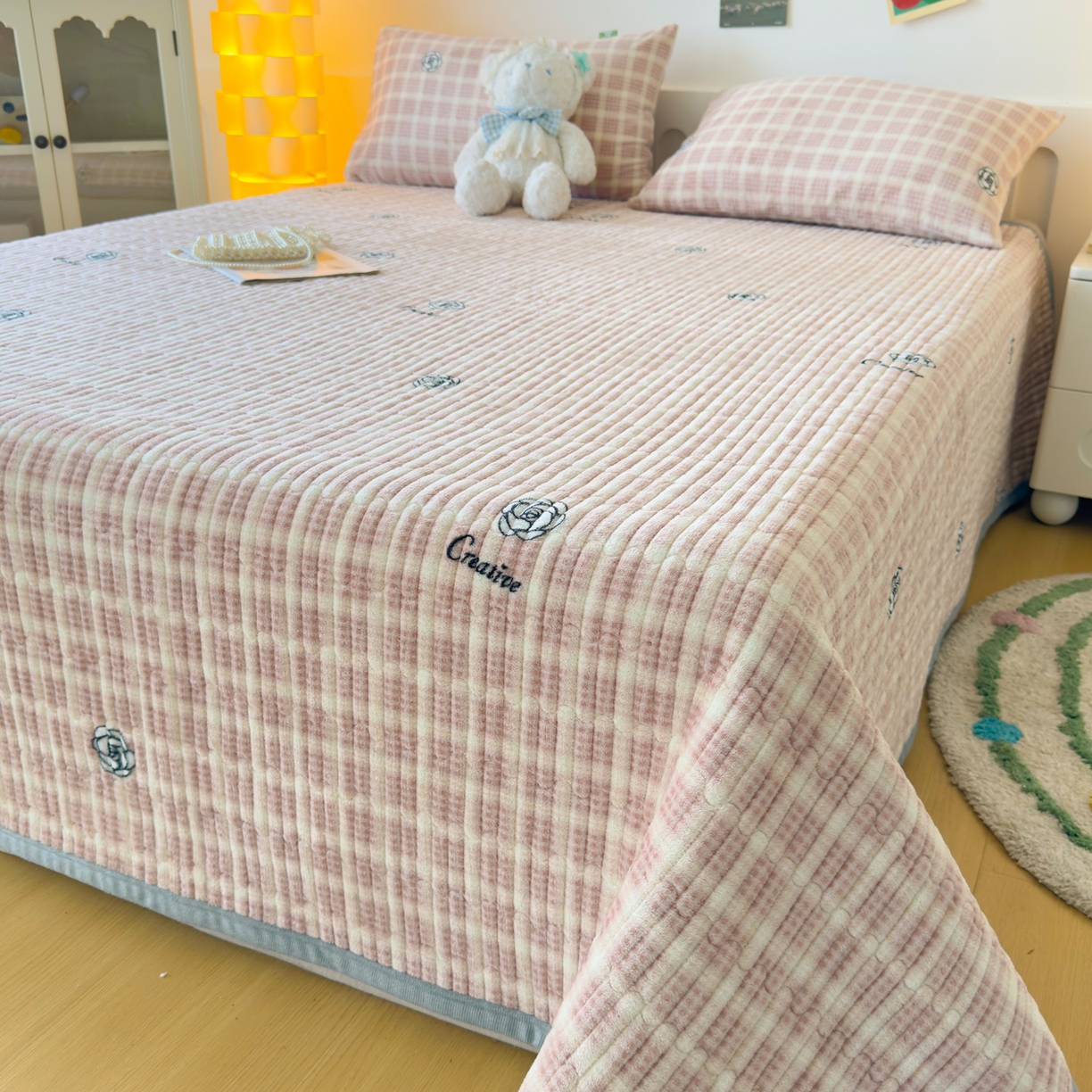 91家纺网 家纺一手货源 找家纺 金泰莱 2025新款高克重牛奶绒夹棉印花床盖 小资生活