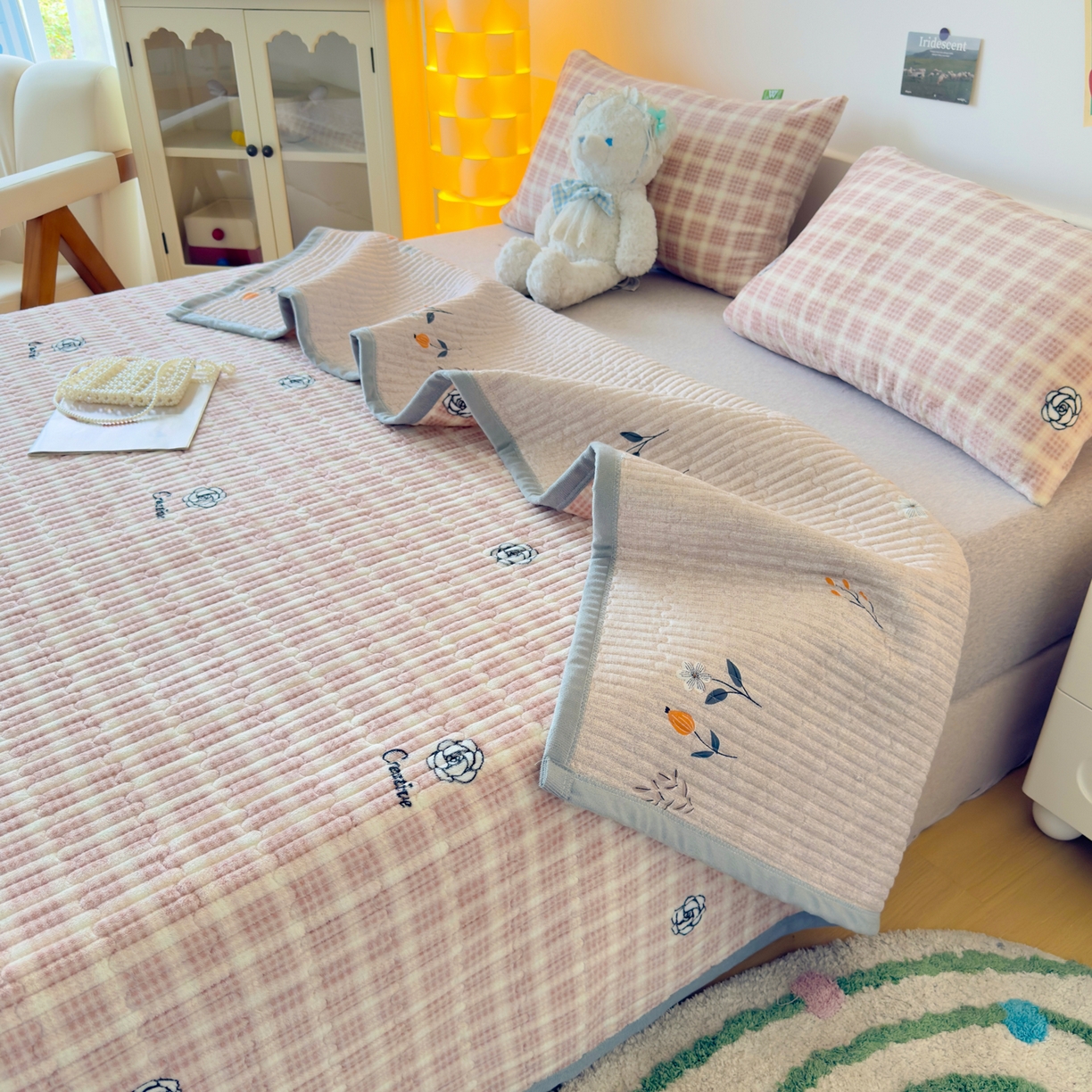 91家纺网 家纺一手货源 找家纺 金泰莱 2025新款高克重牛奶绒夹棉印花床盖 小资生活