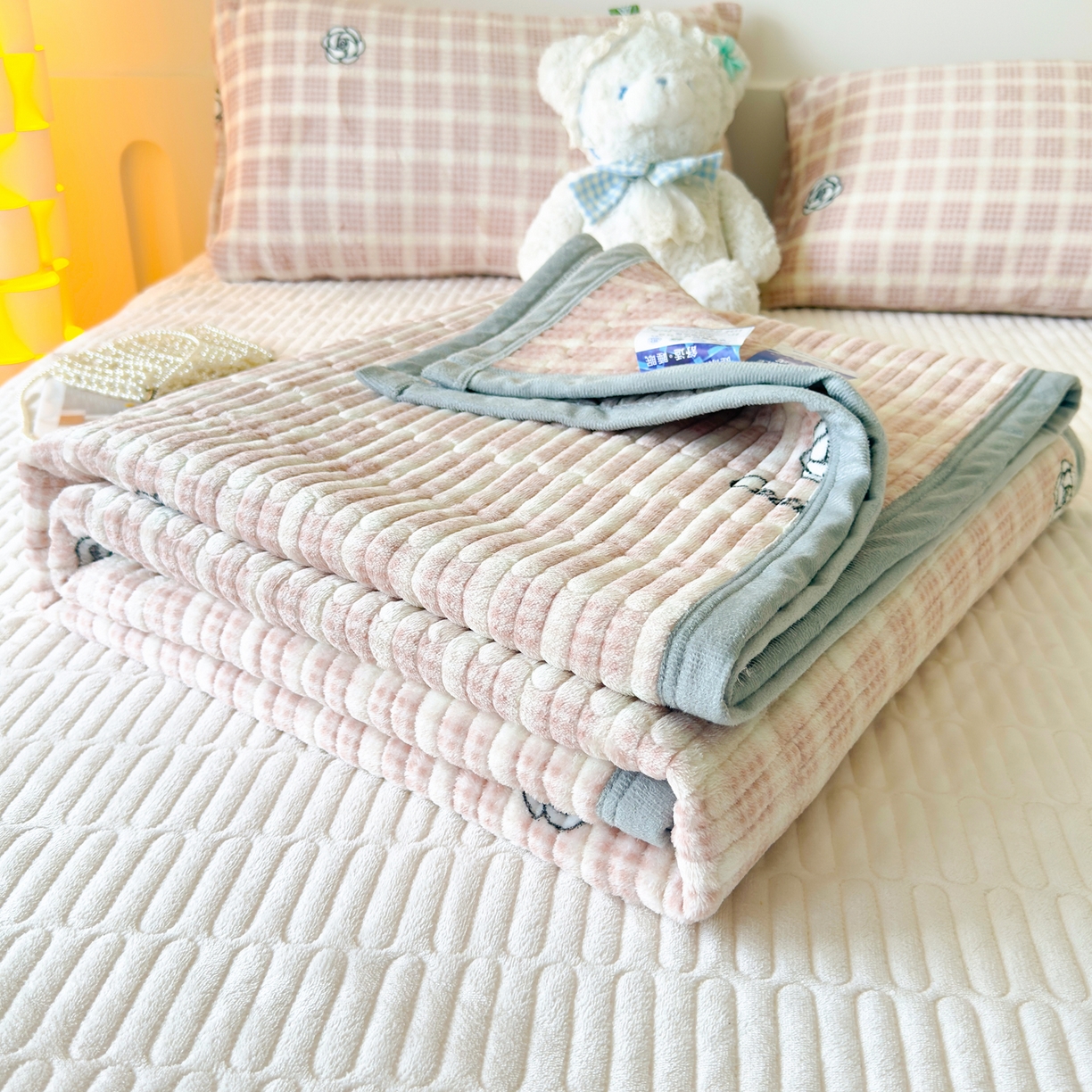 91家纺网 家纺一手货源 找家纺 金泰莱 2025新款高克重牛奶绒夹棉印花床盖 小资生活