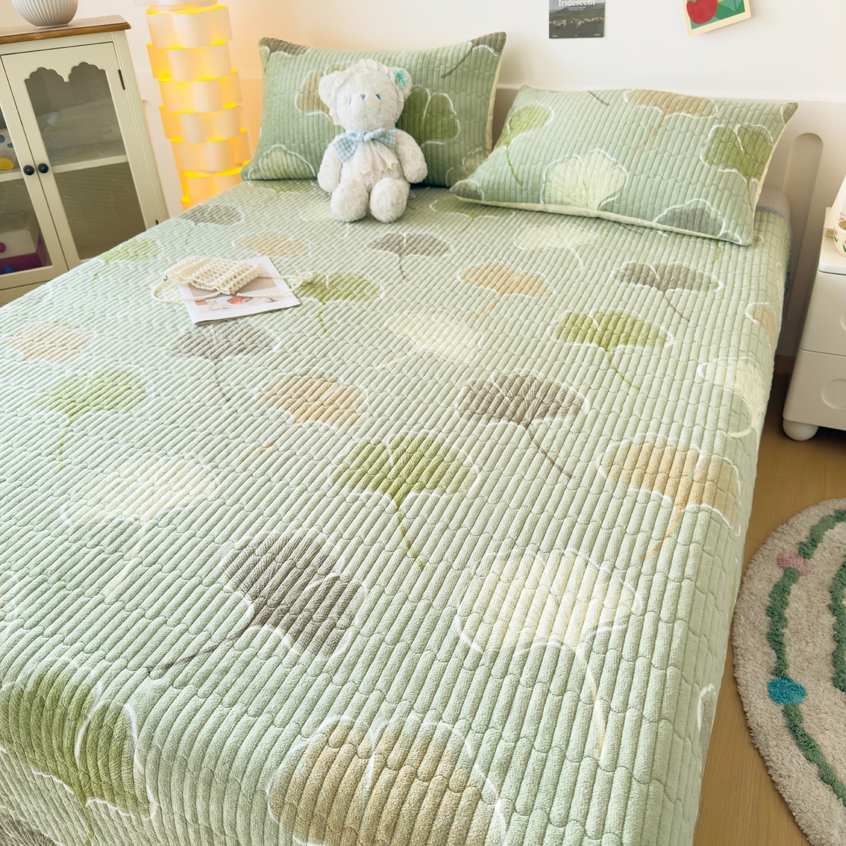 91家纺网 家纺一手货源 找家纺 金泰莱 2025新款高克重牛奶绒夹棉印花床盖 叶语柔情