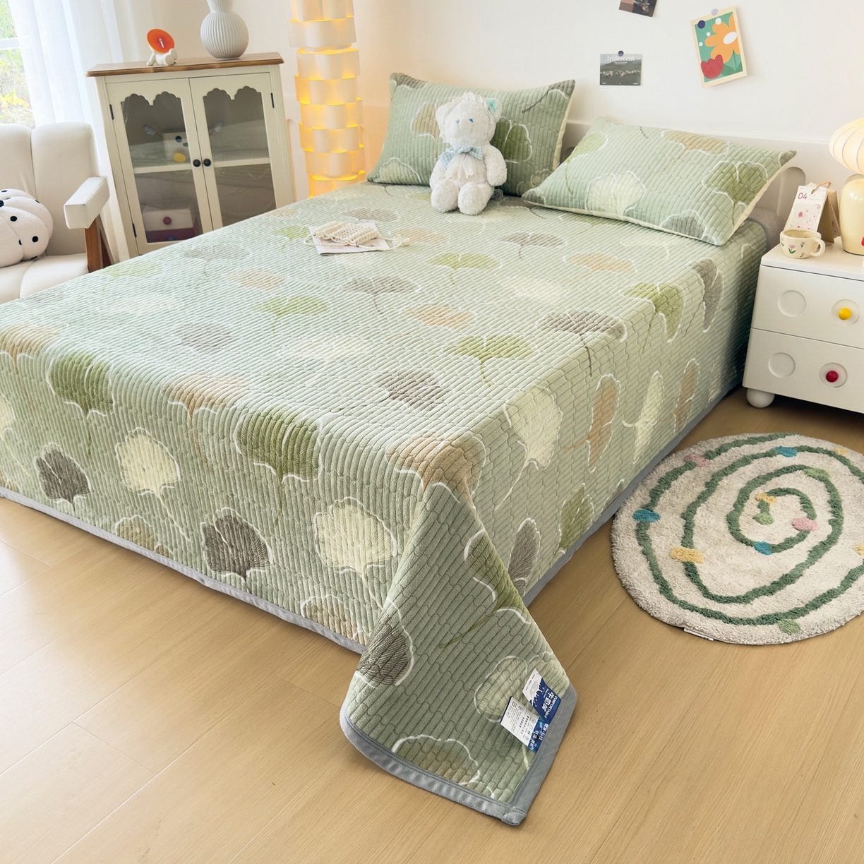 91家纺网 家纺一手货源 找家纺 金泰莱 2025新款高克重牛奶绒夹棉印花床盖 叶语柔情