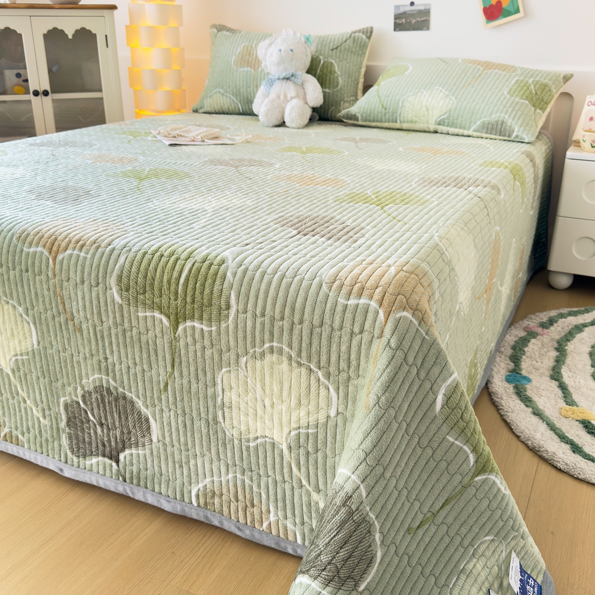 91家纺网 家纺一手货源 找家纺 金泰莱 2025新款高克重牛奶绒夹棉印花床盖 叶语柔情