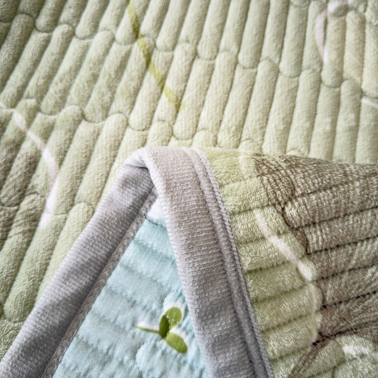 91家纺网 家纺一手货源 找家纺 金泰莱 2025新款高克重牛奶绒夹棉印花床盖 叶语柔情