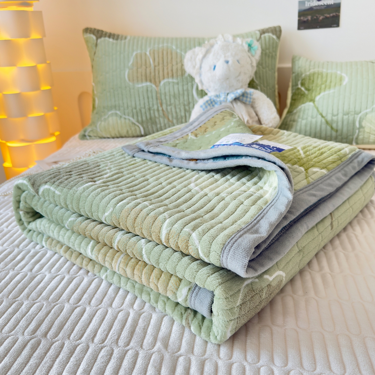 91家纺网 家纺一手货源 找家纺 金泰莱 2025新款高克重牛奶绒夹棉印花床盖 叶语柔情