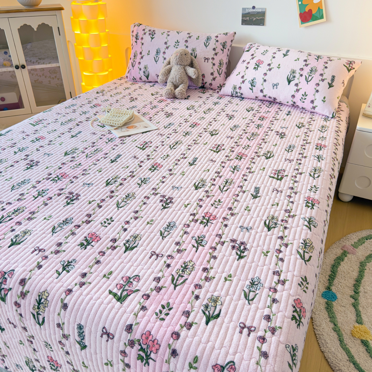 91家纺网 家纺一手货源 找家纺 金泰莱 2025新款高克重牛奶绒夹棉印花床盖 雍容华贵