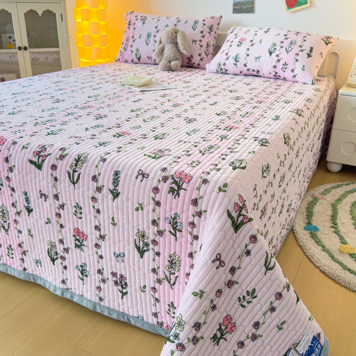 91家纺网 家纺一手货源 找家纺 金泰莱 2025新款高克重牛奶绒夹棉印花床盖 雍容华贵