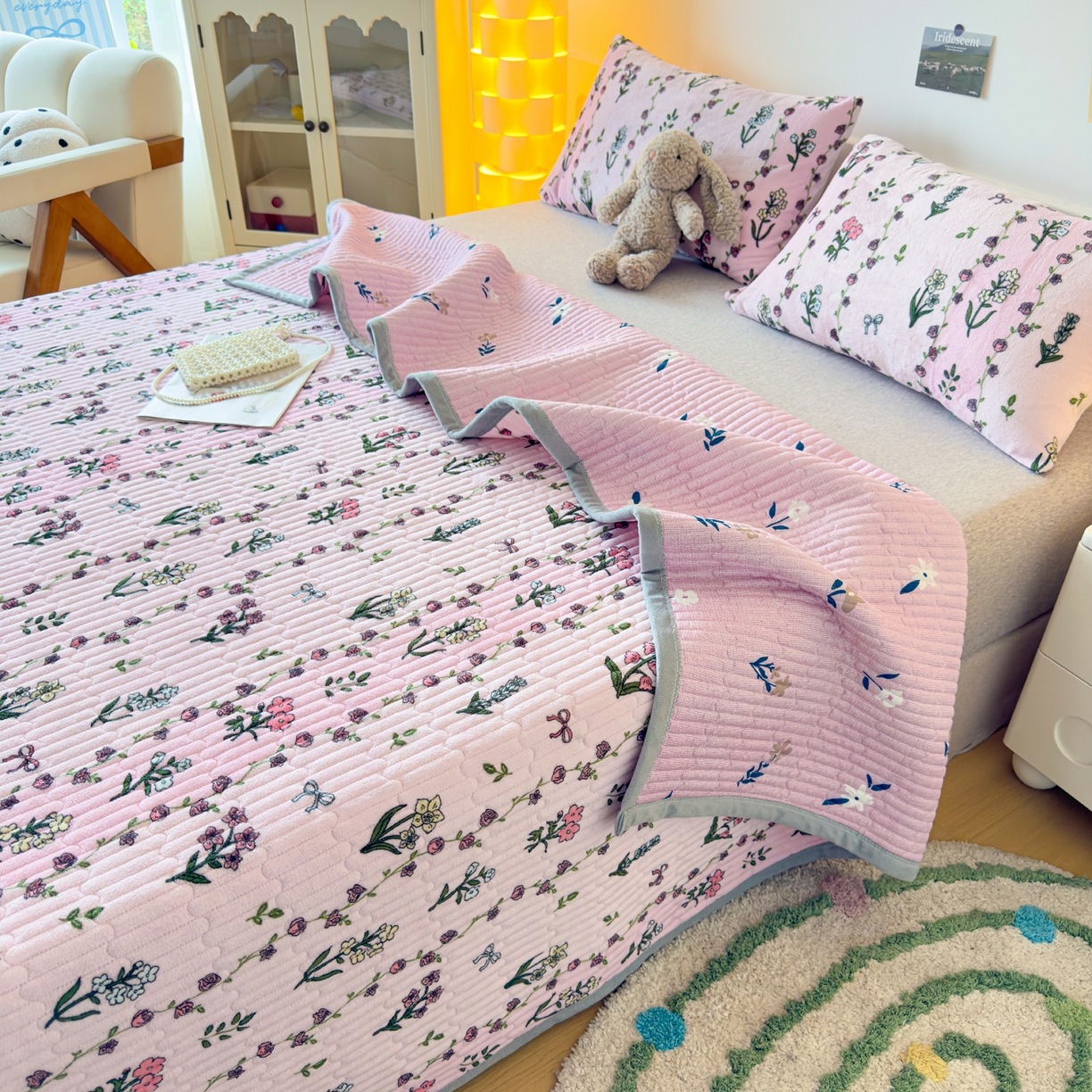 91家纺网 家纺一手货源 找家纺 金泰莱 2025新款高克重牛奶绒夹棉印花床盖 雍容华贵