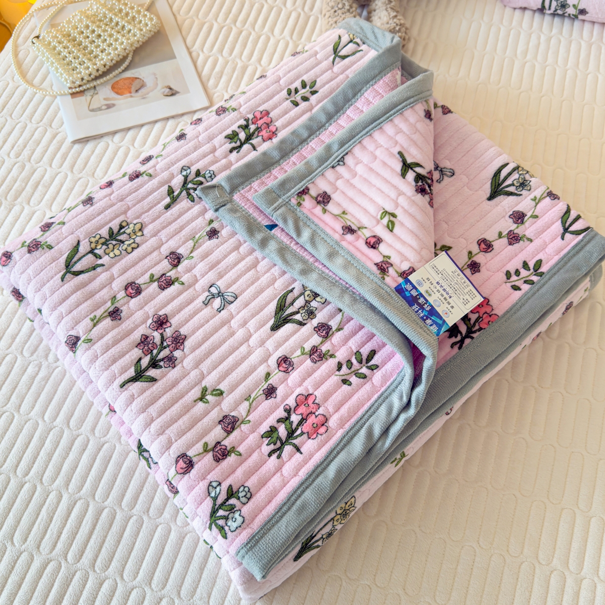 91家纺网 家纺一手货源 找家纺 金泰莱 2025新款高克重牛奶绒夹棉印花床盖 雍容华贵