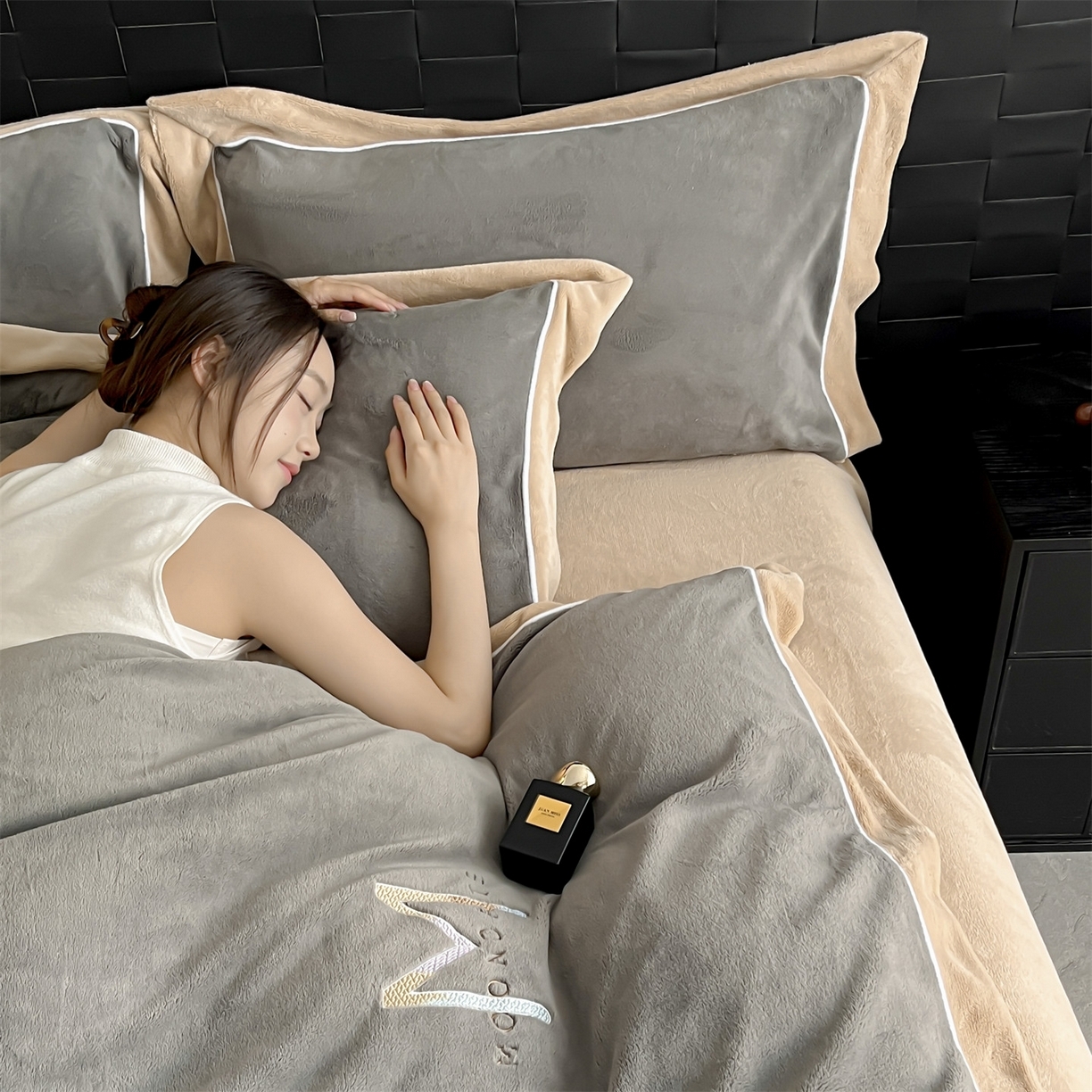 91家纺网 家纺一手货源 找家纺 （总）遇见家居生活馆 2025新款A类牛奶绒玛利亚绒宽边四件套（控价：标准178，加大188，床笠款183）