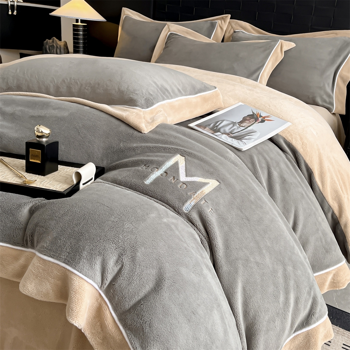 91家纺网 家纺一手货源 找家纺 （总）遇见家居生活馆 2025新款A类牛奶绒玛利亚绒宽边四件套（控价：标准178，加大188，床笠款183）