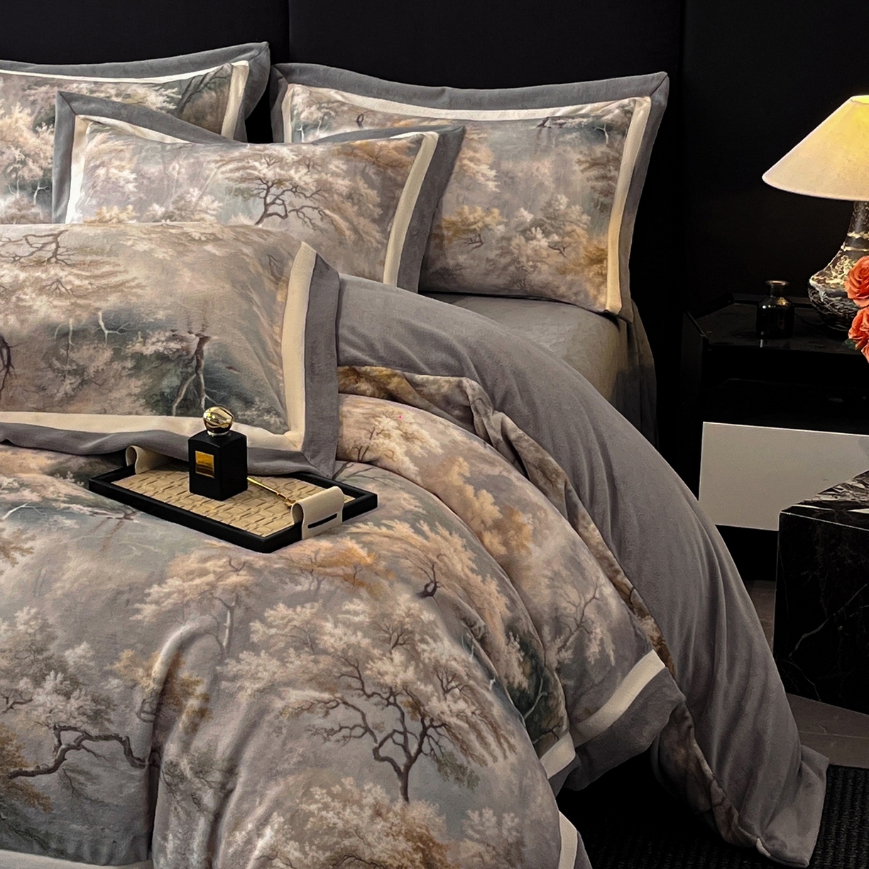 91家纺网 家纺一手货源 找家纺 （总）绒城 绒城 2025新款 双拼角工艺数码牛奶绒四件套 拼角牛奶绒四件套-芳华系列