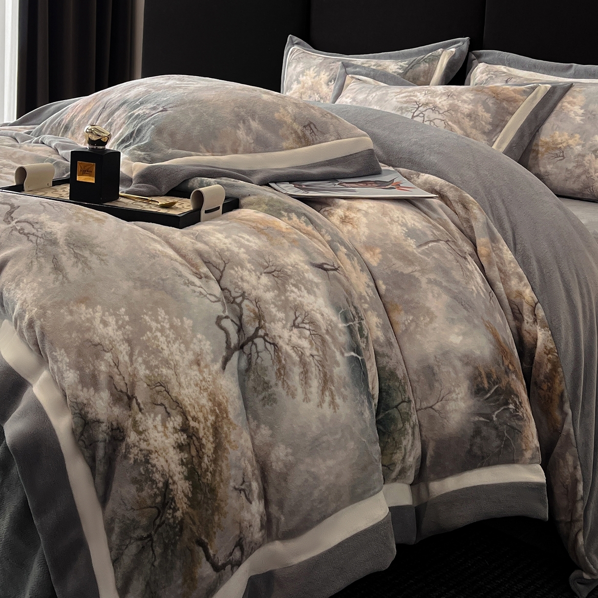 91家纺网 家纺一手货源 找家纺 （总）绒城 绒城 2025新款 双拼角工艺数码牛奶绒四件套 拼角牛奶绒四件套-芳华系列