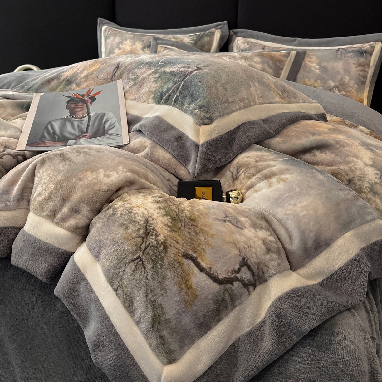 91家纺网 家纺一手货源 找家纺 （总）绒城 绒城 2025新款 双拼角工艺数码牛奶绒四件套 拼角牛奶绒四件套-芳华系列