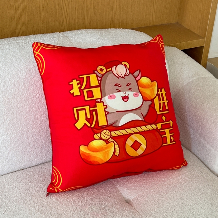 91家纺网 家纺一手货源 找家纺 新奇异 2025新款单面数码印花马年抱枕 马年招财进宝