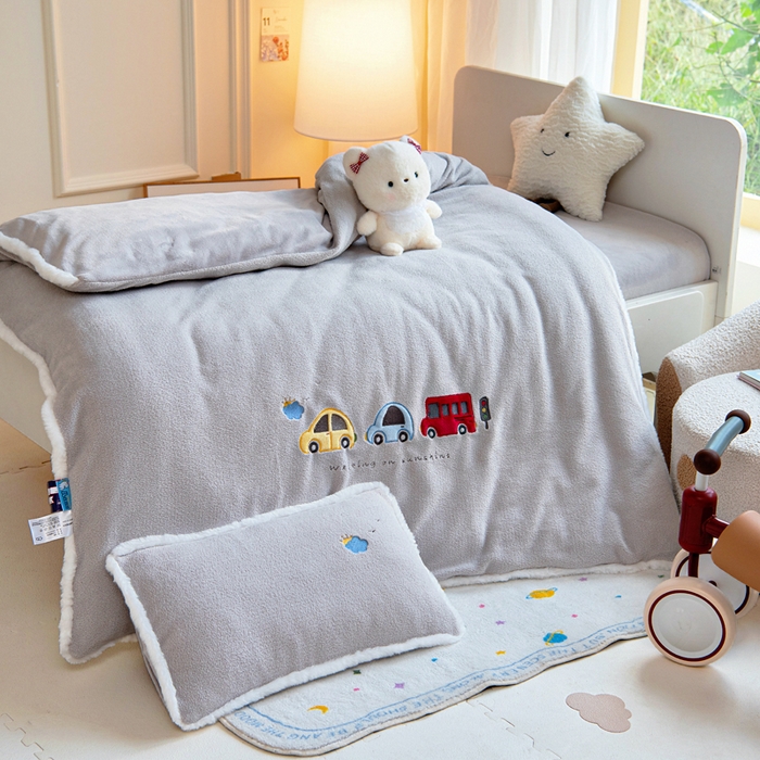 91家纺网 家纺一手货源 找家纺 御棉坊 2025新款艾尼绒多功能两用被套 排排小汽车