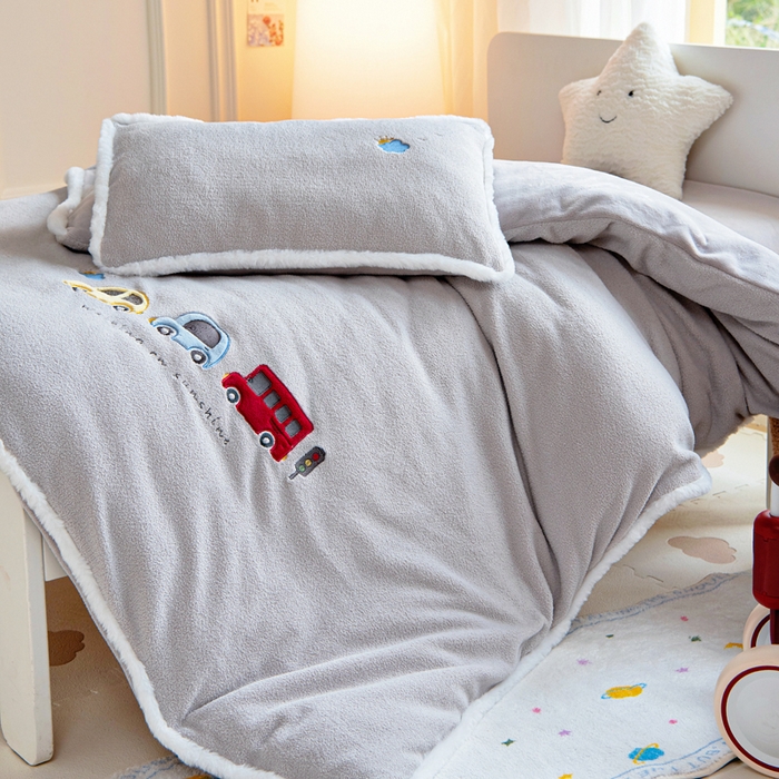 91家纺网 家纺一手货源 找家纺 御棉坊 2025新款艾尼绒多功能两用被套 排排小汽车