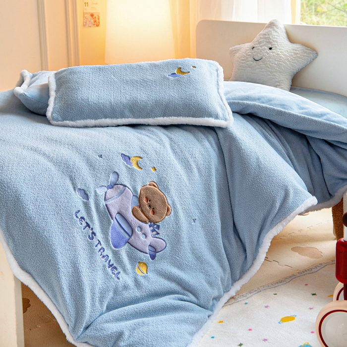 91家纺网 家纺一手货源 找家纺 御棉坊 2025新款艾尼绒多功能两用被套 旅行小熊