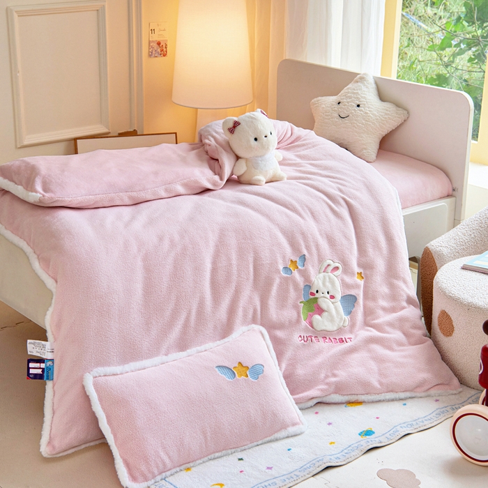 91家纺网 家纺一手货源 找家纺 御棉坊 2025新款艾尼绒多功能两用被套 天使小兔