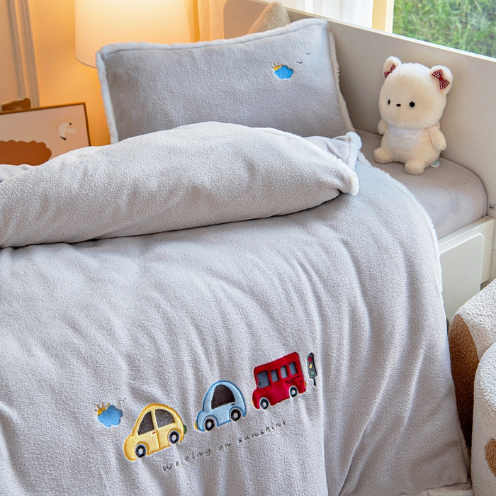 91家纺网 家纺一手货源 找家纺 御棉坊 2025新款艾尼绒多功能两用被套 排排小汽车