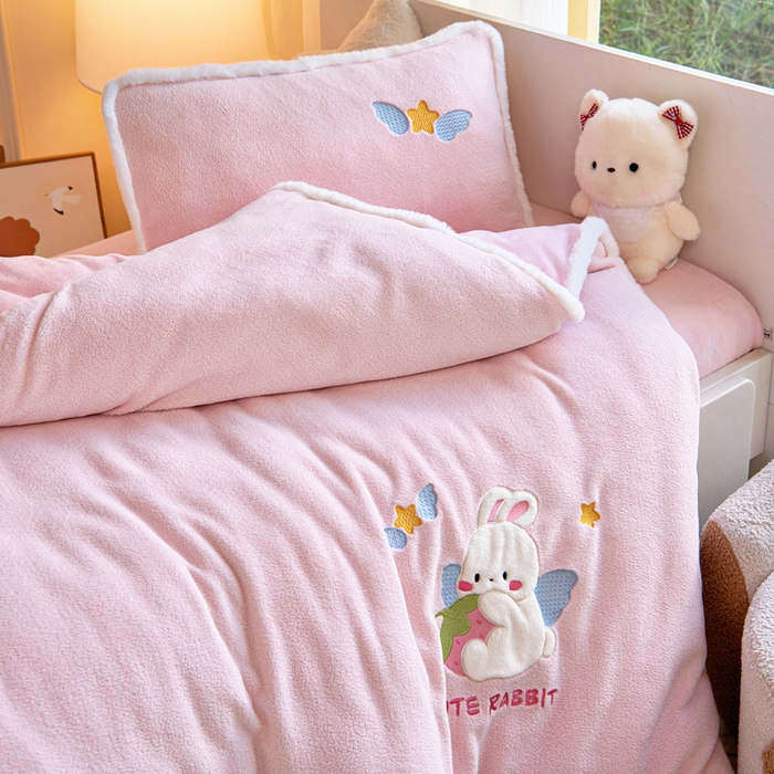 91家纺网 家纺一手货源 找家纺 御棉坊 2025新款艾尼绒多功能两用被套 天使小兔