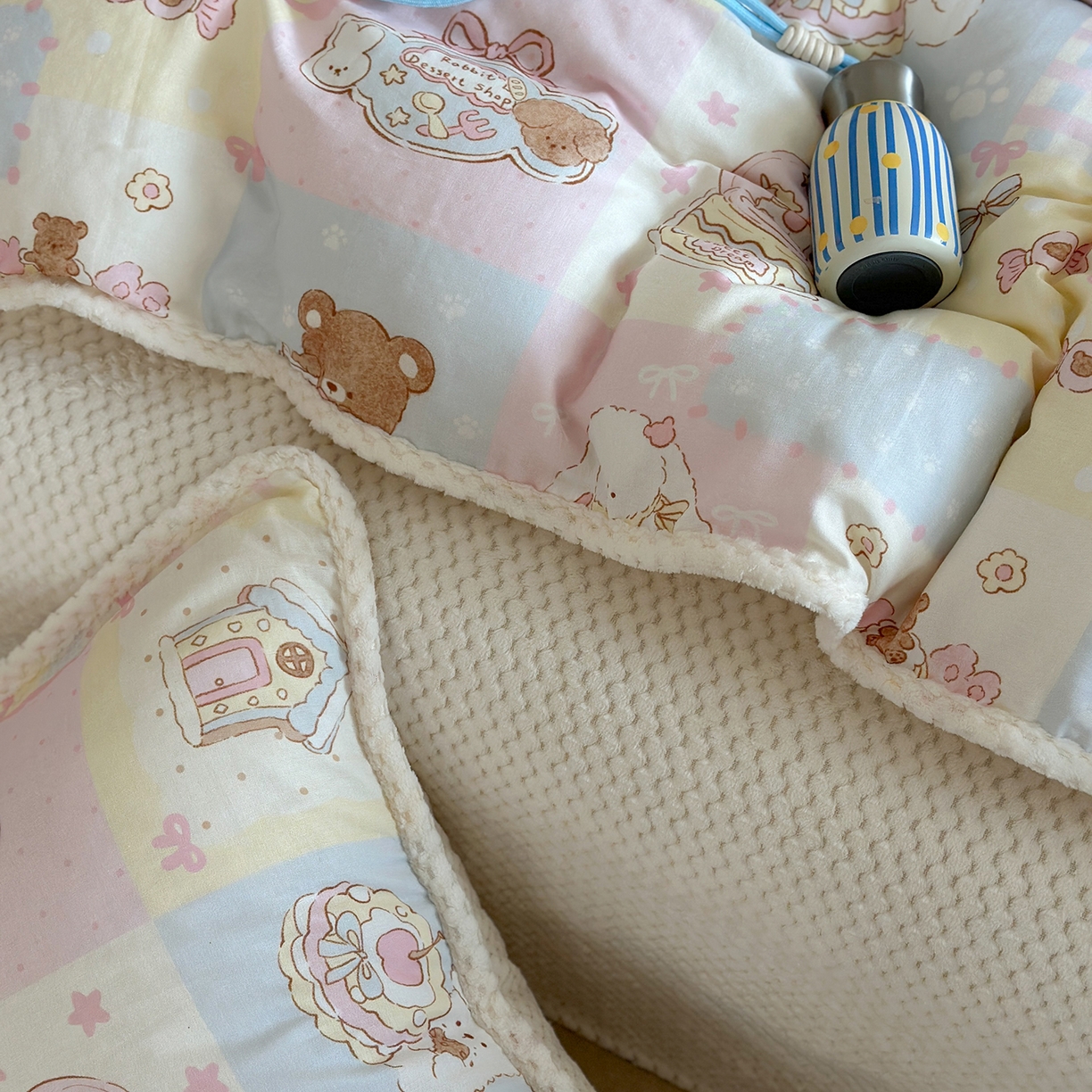 91家纺网 家纺一手货源 找家纺 柚子YOUTH 2025新款全棉双层纱华夫格提花暖绒四件套 拼图爱丽丝