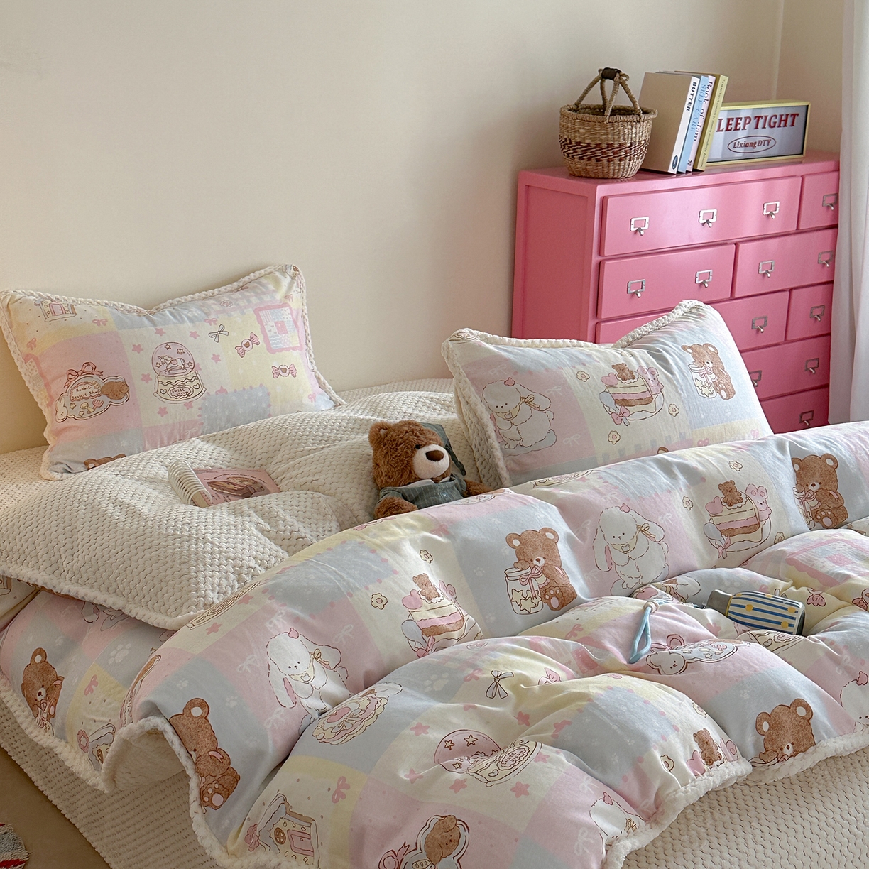 91家纺网 家纺一手货源 找家纺 柚子YOUTH 2025新款全棉双层纱华夫格提花暖绒四件套 拼图爱丽丝