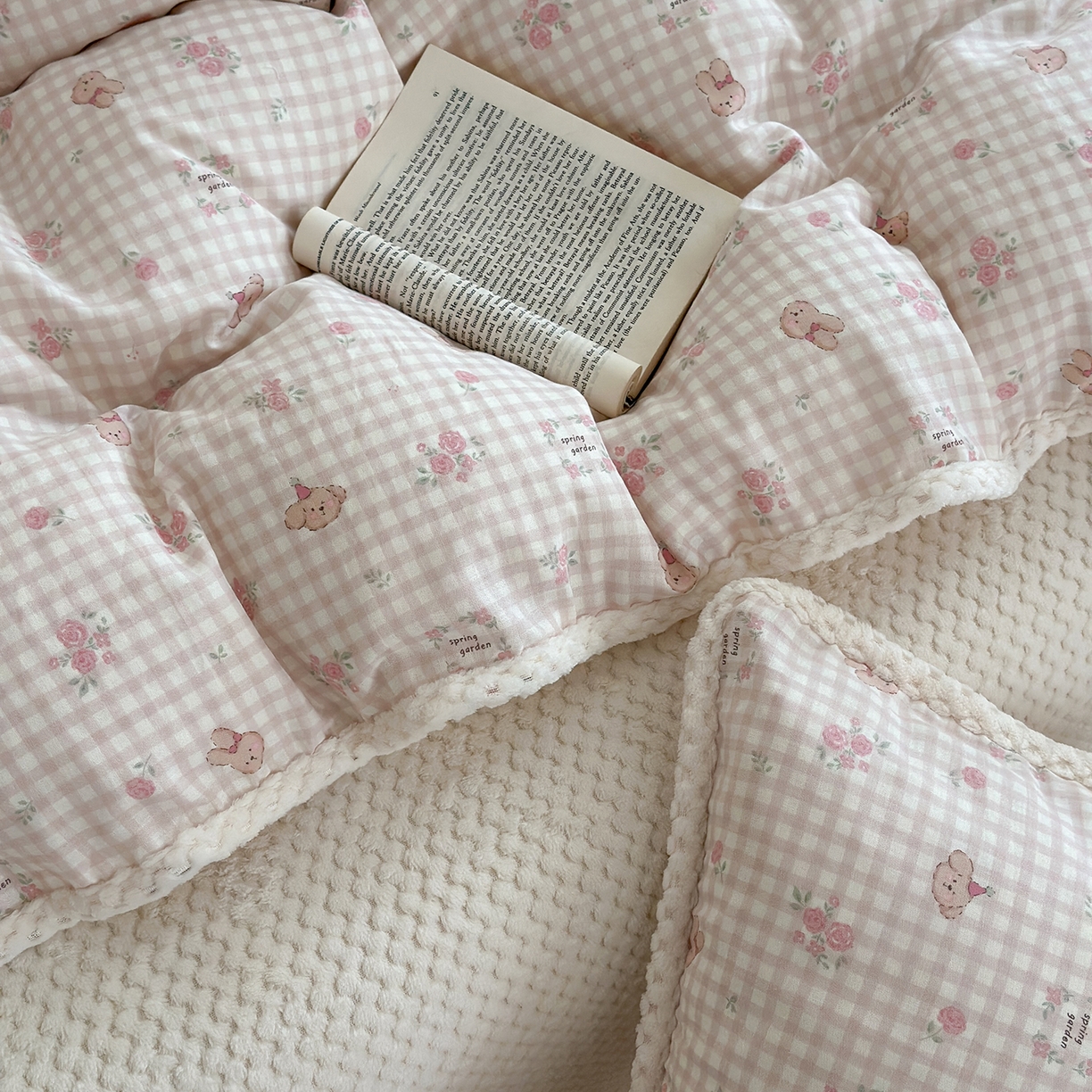 91家纺网 家纺一手货源 找家纺 柚子YOUTH 2025新款全棉双层纱华夫格提花暖绒四件套 玫瑰兔兔