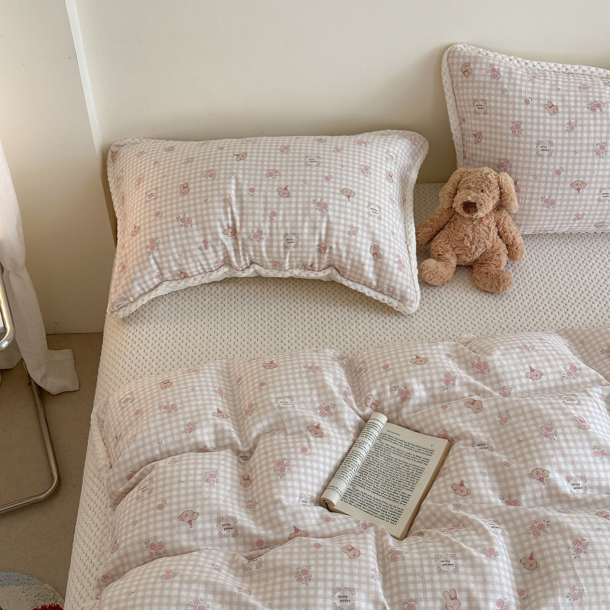 91家纺网 家纺一手货源 找家纺 柚子YOUTH 2025新款全棉双层纱华夫格提花暖绒四件套 玫瑰兔兔