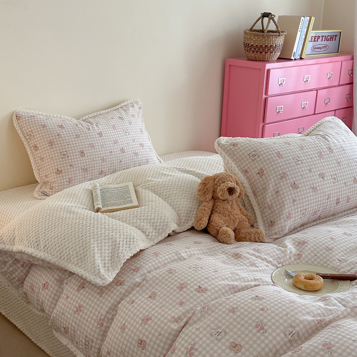 91家纺网 家纺一手货源 找家纺 柚子YOUTH 2025新款全棉双层纱华夫格提花暖绒四件套 玫瑰兔兔