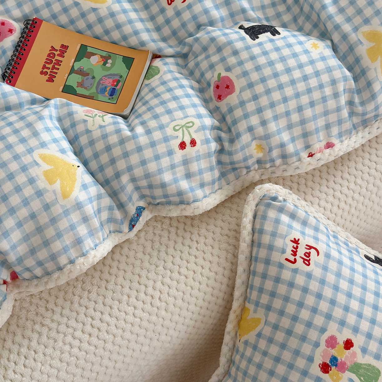 91家纺网 家纺一手货源 找家纺 柚子YOUTH 2025新款全棉双层纱华夫格提花暖绒四件套 兰格蜡笔画