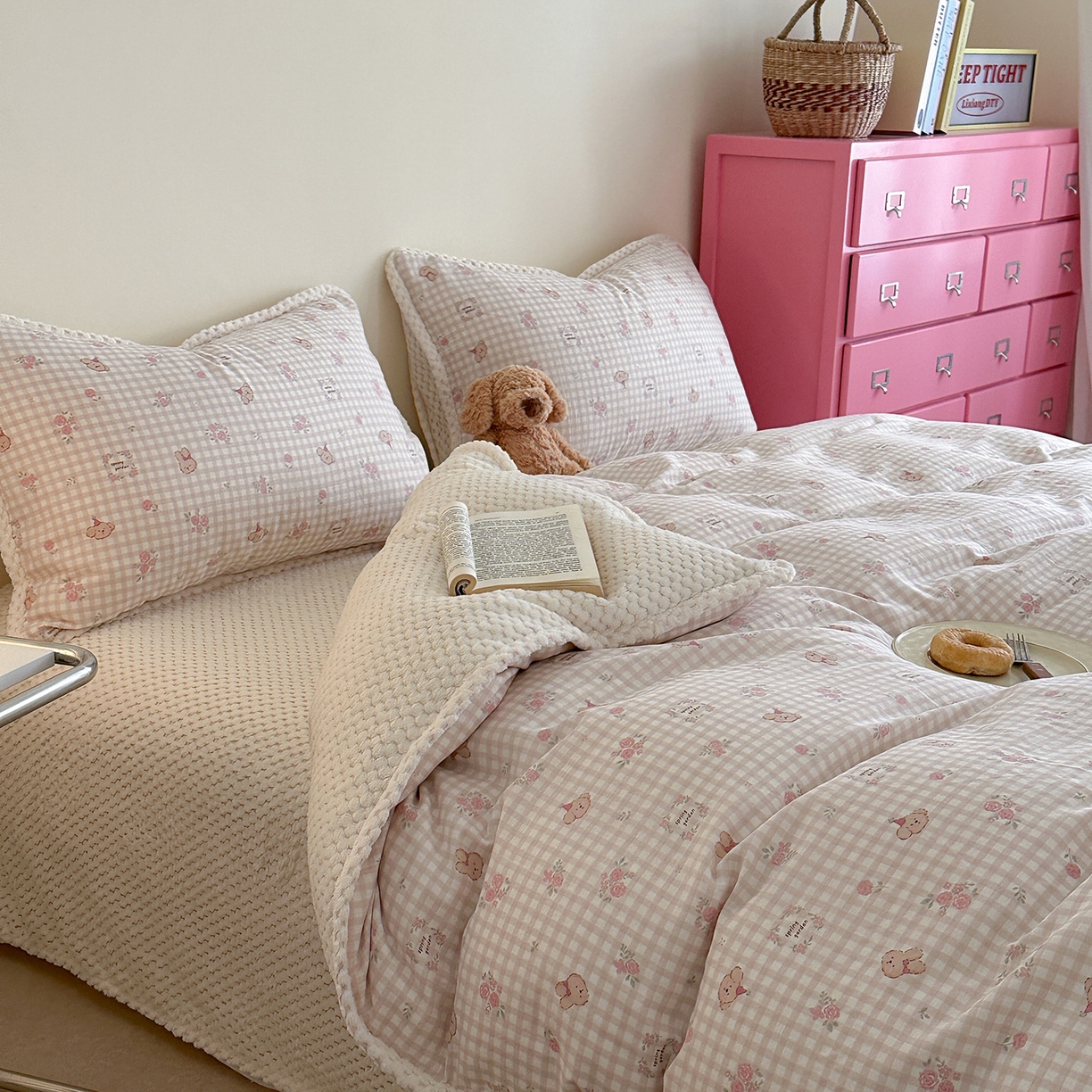 91家纺网 家纺一手货源 找家纺 柚子YOUTH 2025新款全棉双层纱华夫格提花暖绒四件套 玫瑰兔兔