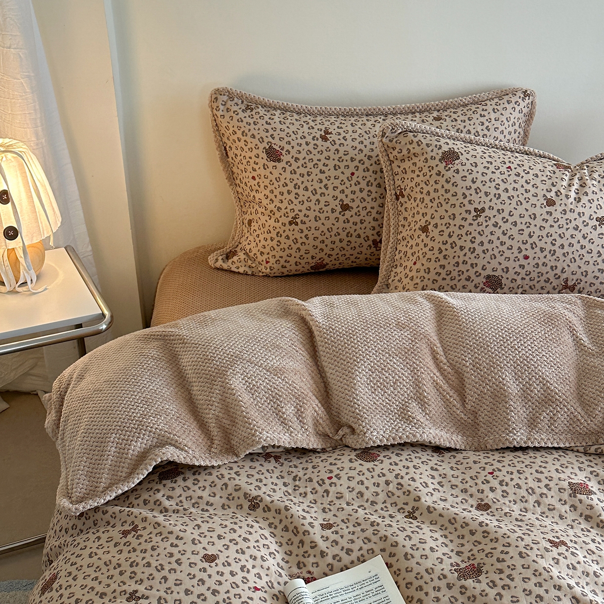 91家纺网 家纺一手货源 找家纺 柚子YOUTH 2025新款全棉双层纱华夫格提花暖绒四件套 咖豹纹