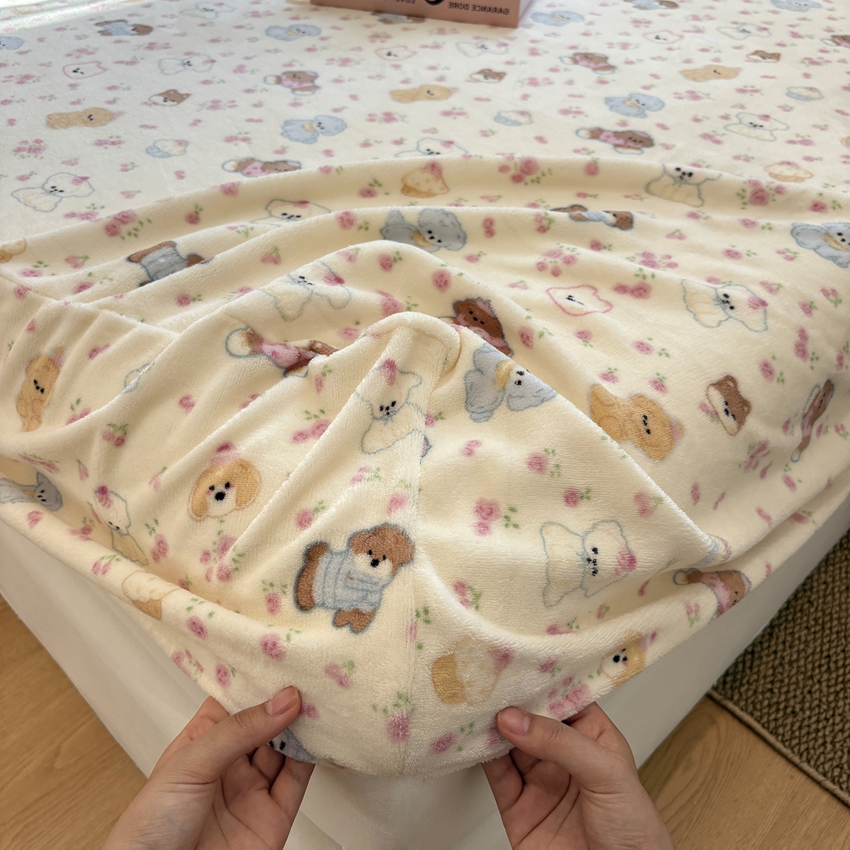 91家纺网 家纺一手货源 找家纺 居眠 2025新款单层印花牛奶绒床笠 单层绒-泡芙小狗