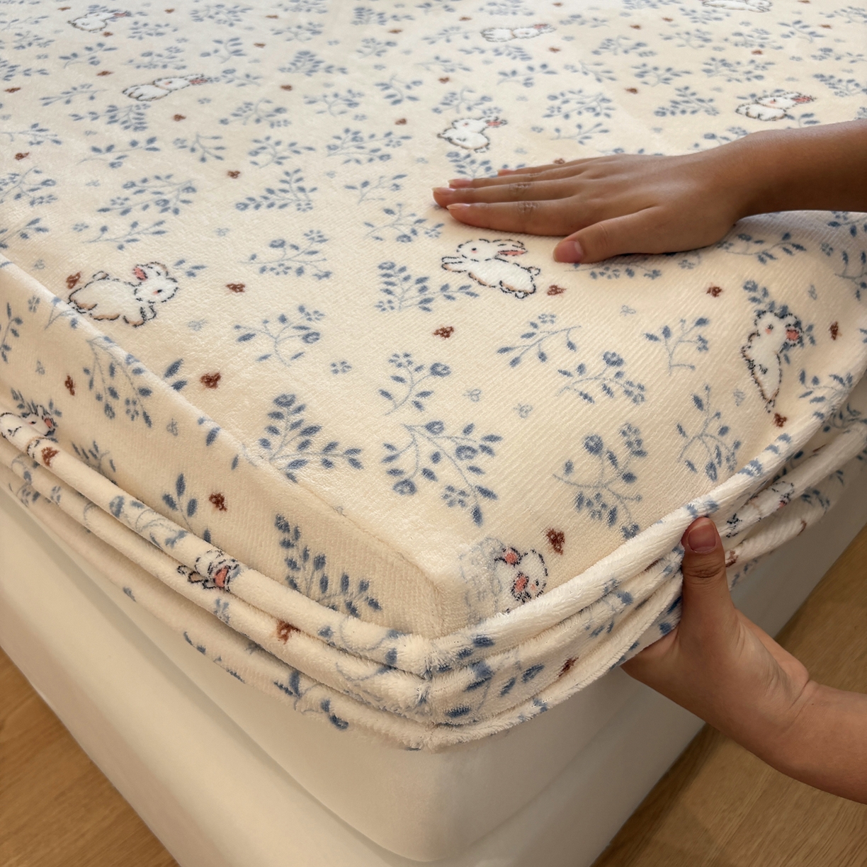 91家纺网 家纺一手货源 找家纺 居眠 2025新款单层印花牛奶绒床笠 单层绒-森林舞会