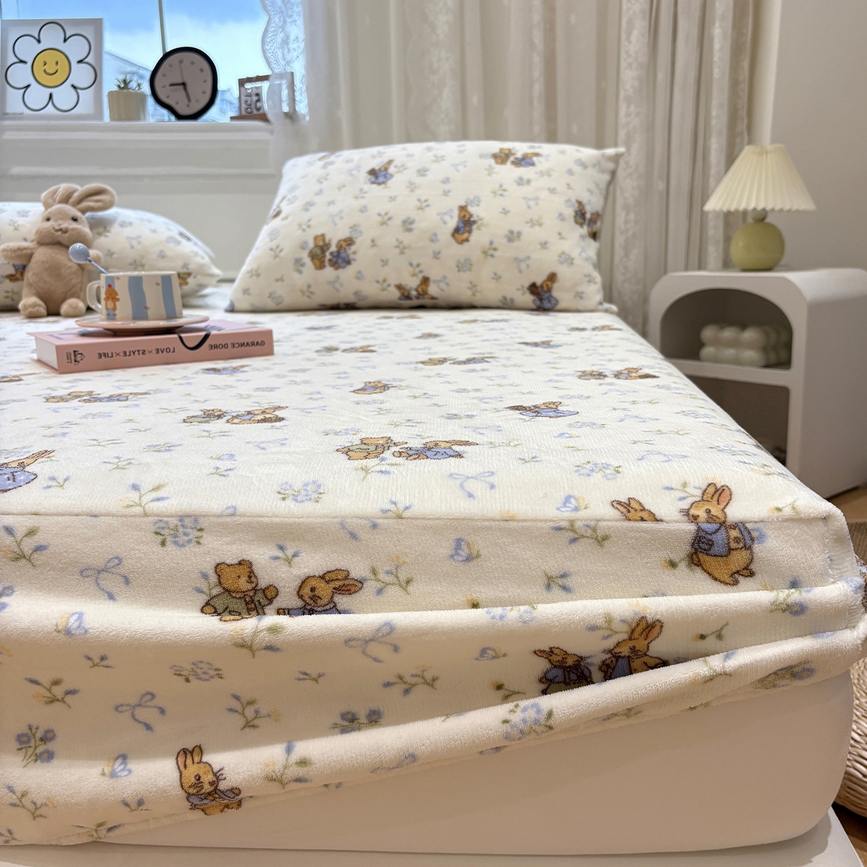 91家纺网 家纺一手货源 找家纺 居眠 2025新款单层印花牛奶绒床笠 单层绒-春日来信