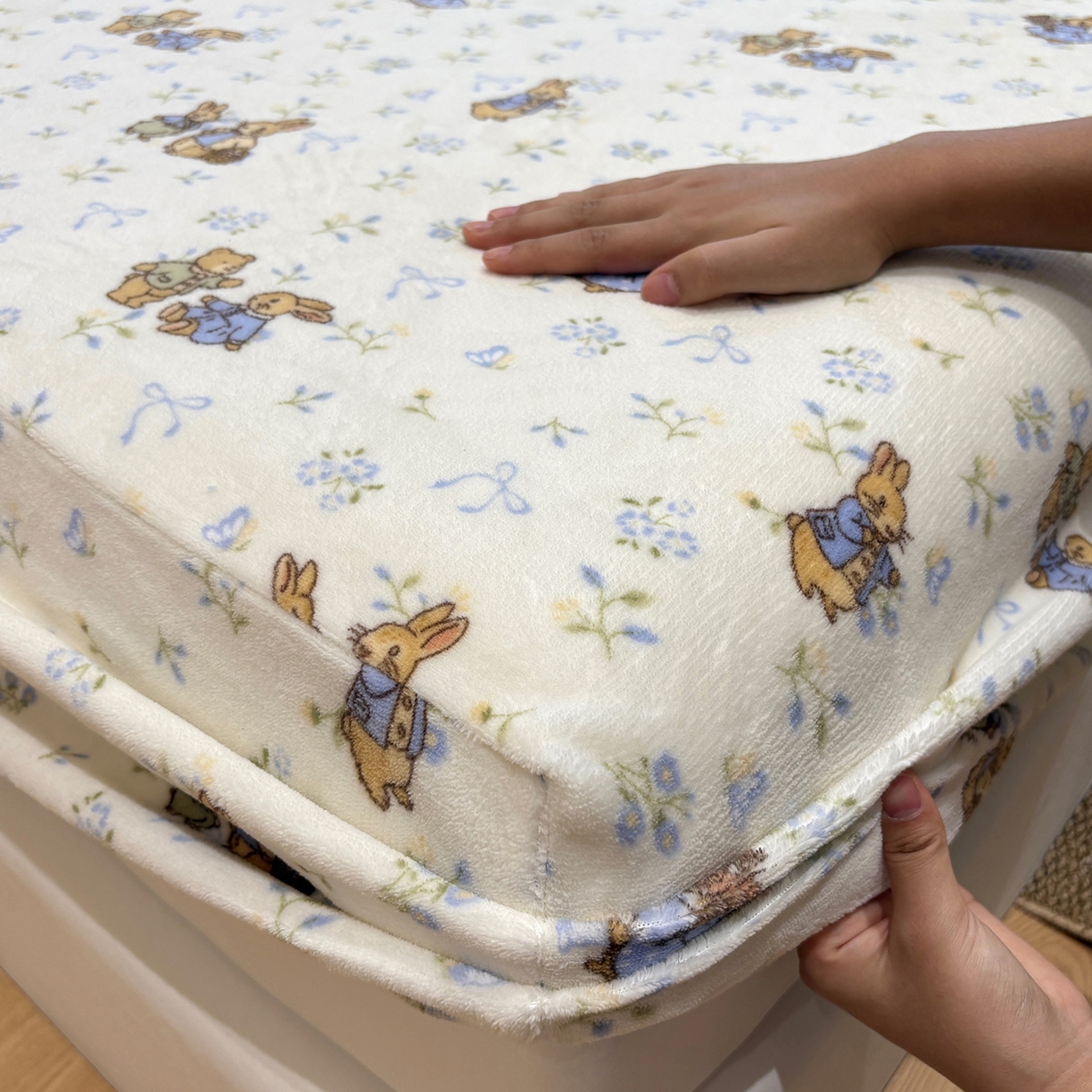 91家纺网 家纺一手货源 找家纺 居眠 2025新款单层印花牛奶绒床笠 单层绒-春日来信