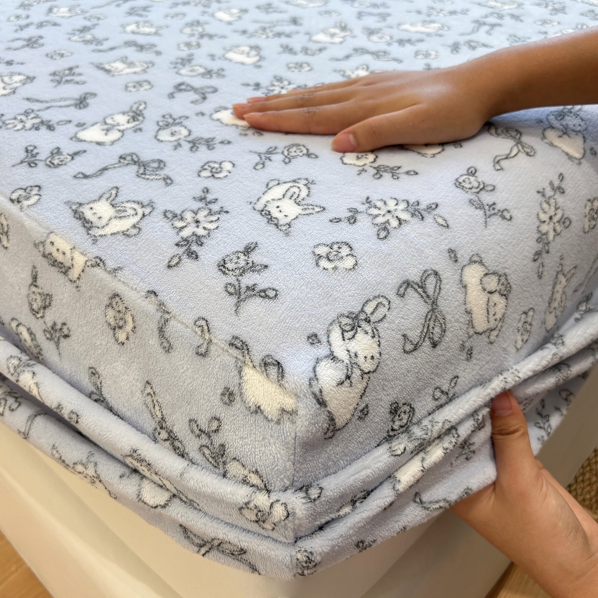 91家纺网 家纺一手货源 找家纺 居眠 2025新款单层印花牛奶绒床笠 单层绒-甜兔派对