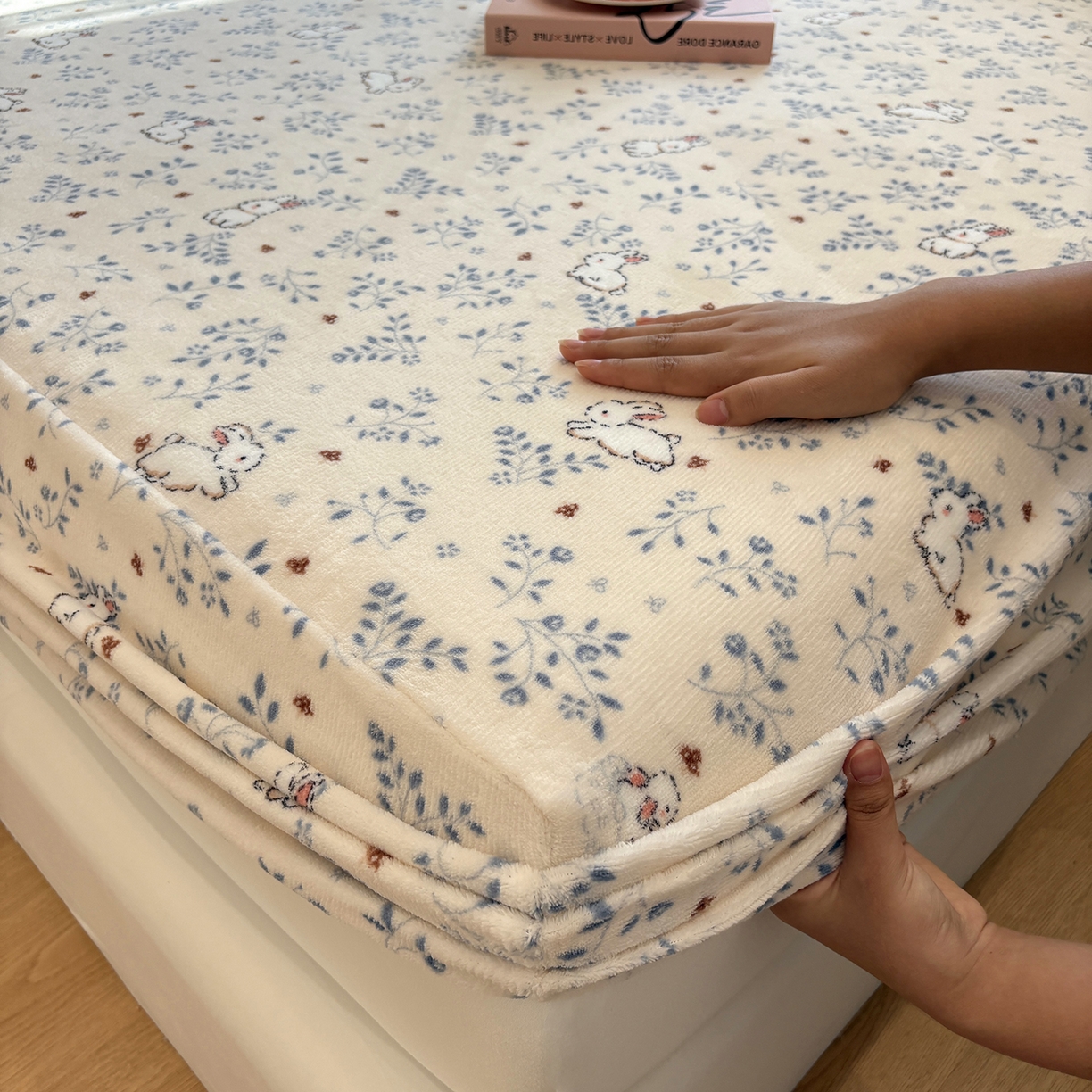 91家纺网 家纺一手货源 找家纺 居眠 2025新款单层印花牛奶绒床笠 单层绒-森林舞会