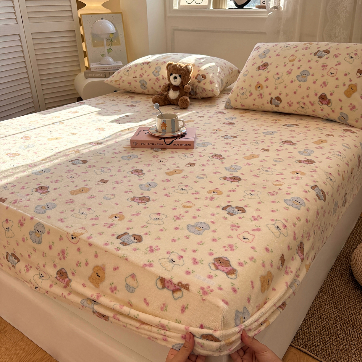 91家纺网 家纺一手货源 找家纺 居眠 2025新款单层印花牛奶绒床笠 单层绒-泡芙小狗