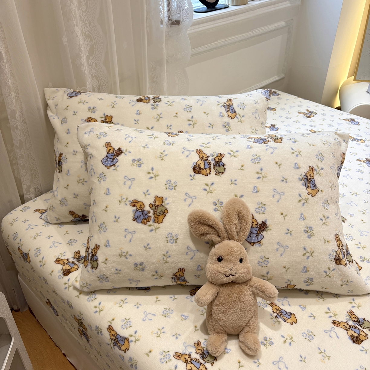 91家纺网 家纺一手货源 找家纺 居眠 2025新款单层印花牛奶绒床笠 单层绒-春日来信