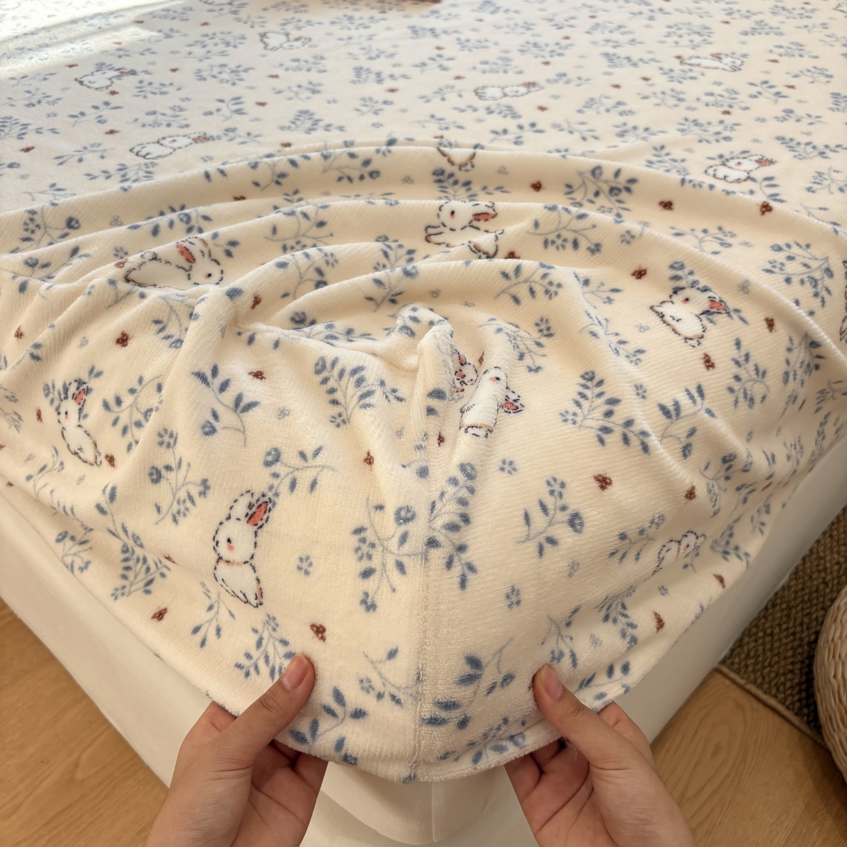 91家纺网 家纺一手货源 找家纺 居眠 2025新款单层印花牛奶绒床笠 单层绒-森林舞会