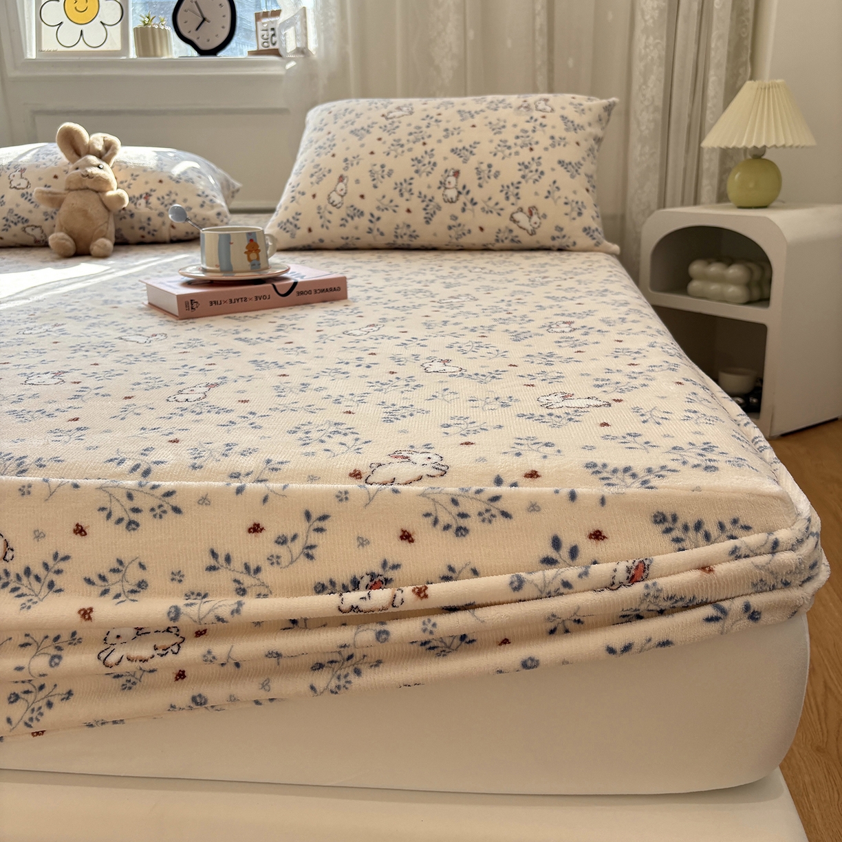 91家纺网 家纺一手货源 找家纺 居眠 2025新款单层印花牛奶绒床笠 单层绒-森林舞会