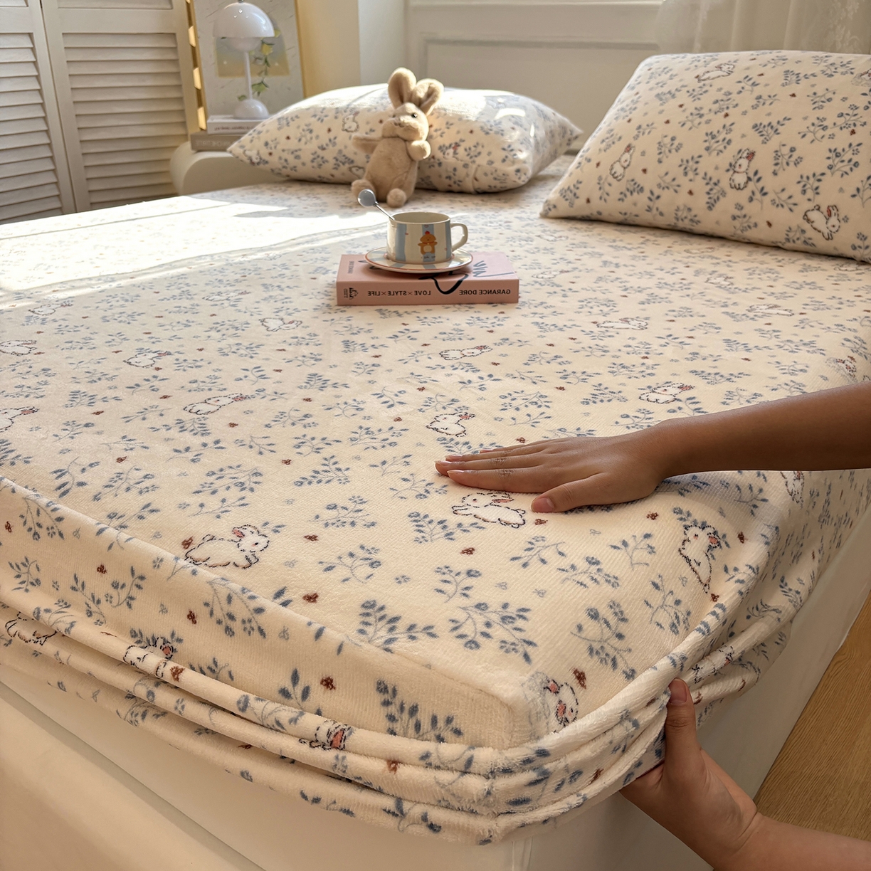 91家纺网 家纺一手货源 找家纺 居眠 2025新款单层印花牛奶绒床笠 单层绒-森林舞会